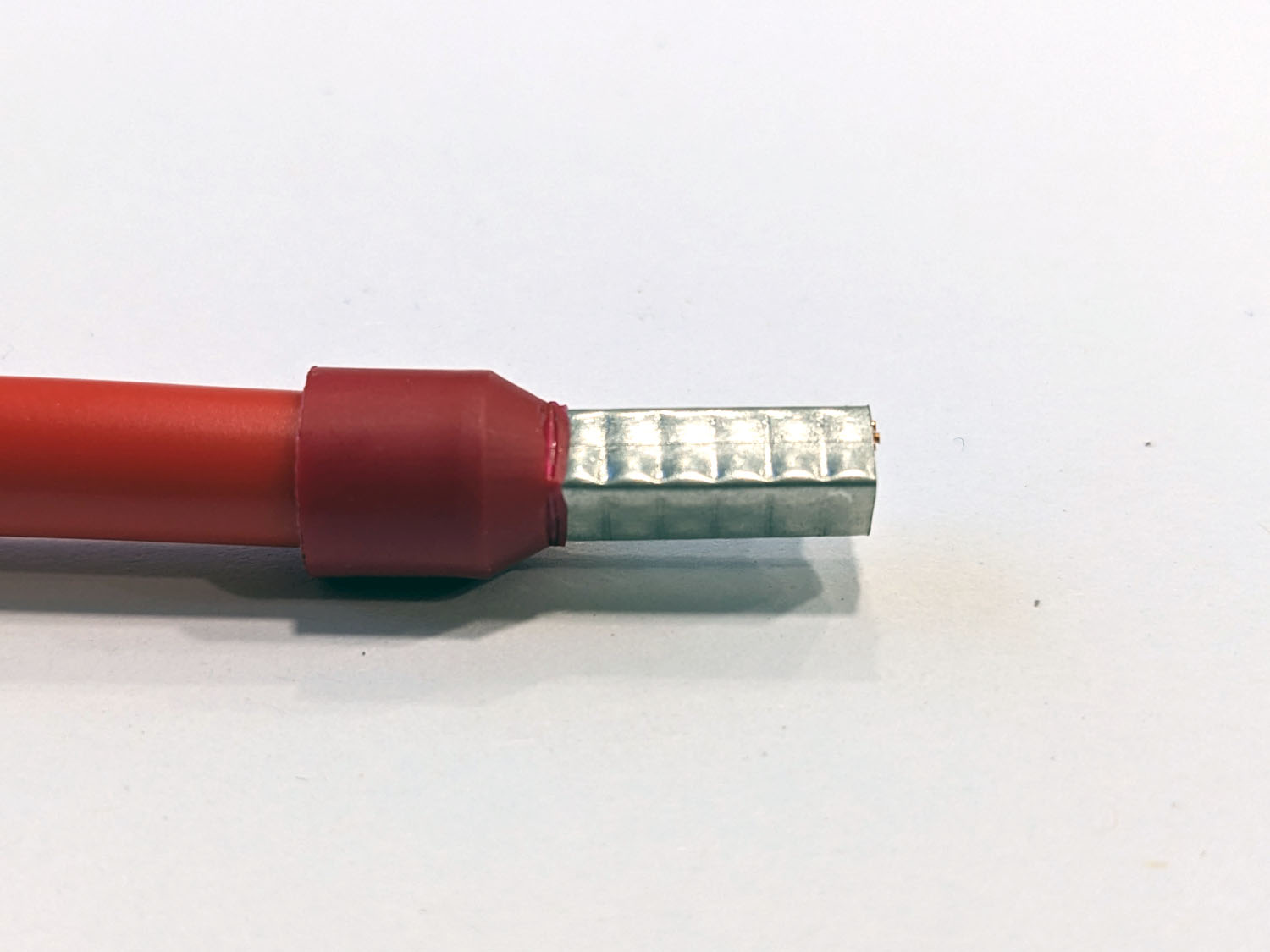 embout de câblage serti sur fil électrique rouge